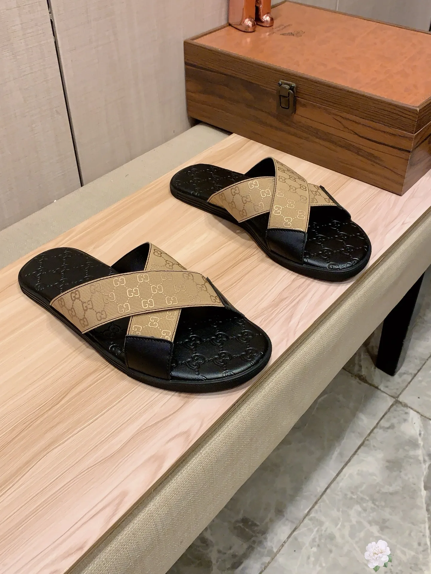 Slippers: New model: Factory price: 260💰💰🎩🎩🔥🔥《 Gucci* 》Series of slippers top purchasing agent🔍🔍Sold at the same time for men, original Italian imported webbing made of selected cowhide, exquisite workmanship,), sole: (super comfortable) original factory special sole, ⚠️exclusive double-layer movable molded sole super comfortable⚠️, real shot🎬the real thing is more beautiful🔍🔍266 regular code 38-44, can be ordered 45.